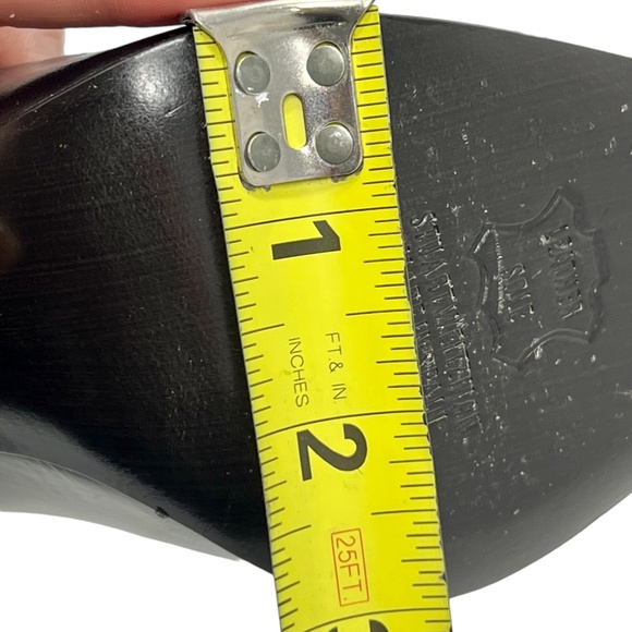 Stuart Weitzman women's black leather point toe pumps size 8 wide - Picture 16 of 16